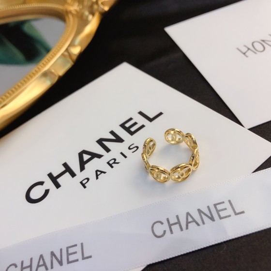 Exquisitely crafted high - quality rings, decorations for your fingertips