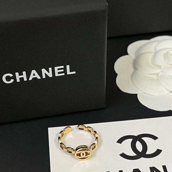 Exquisitely crafted high - quality rings, decorations for your fingertips