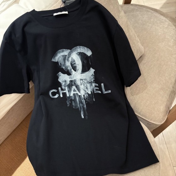 New arrivals in 2025! Summer clothes with round necks. Available in two colors, suitable for both men and women.