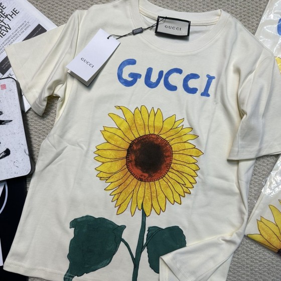 New arrivals in 2025! Summer clothes with round necks. Available in two colors, suitable for both men and women.