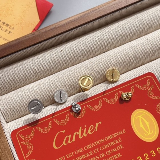 Exquisite Craftsmanship, Superior Quality, and Stylish Fashion Accessories for Women