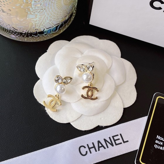 Exquisite Craftsmanship, Superior Quality, and Stylish Fashion Accessories for Women