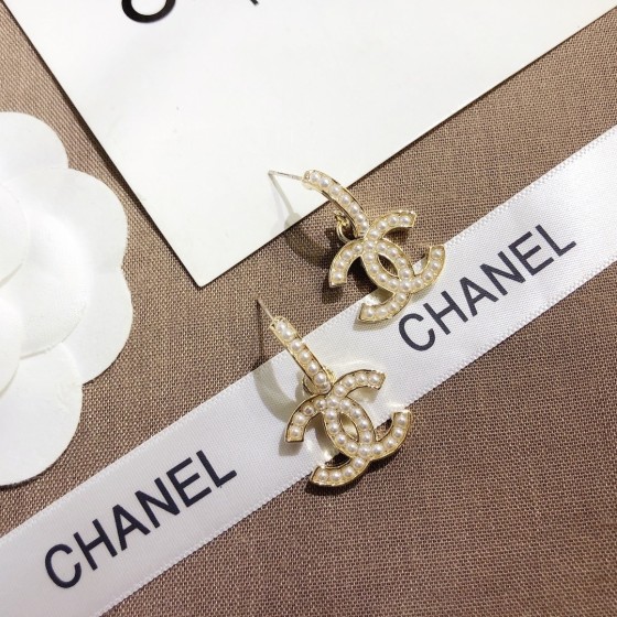 Exquisite Craftsmanship, Superior Quality, and Stylish Fashion Accessories for Women