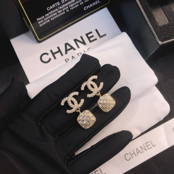 Exquisite Craftsmanship, Superior Quality, and Stylish Fashion Accessories for Women