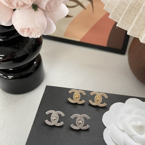 Exquisite Craftsmanship, Superior Quality, and Stylish Fashion Accessories for Women