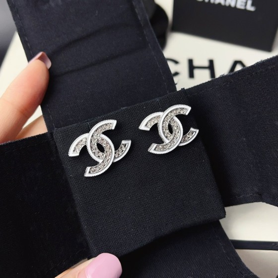 精湛工艺、卓越品质、时尚时尚的女性配饰