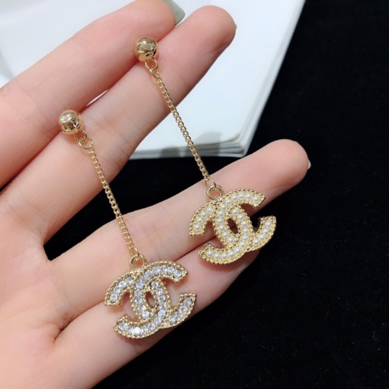 精湛工艺、卓越品质、时尚时尚的女性配饰