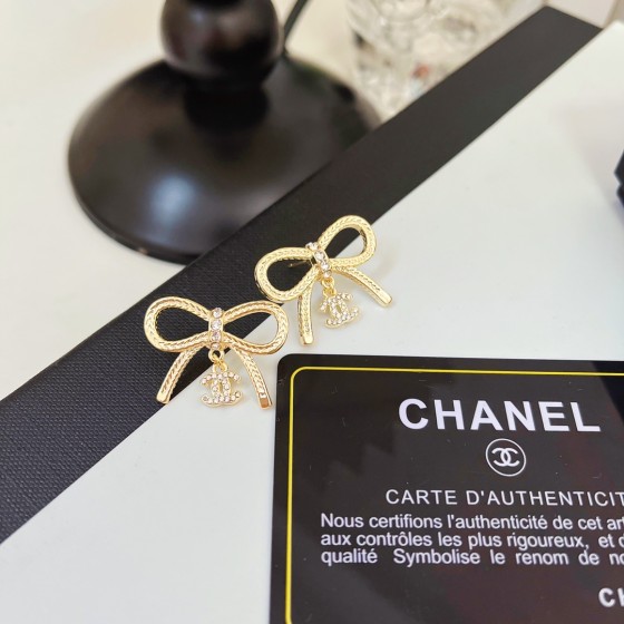 Exquisite Craftsmanship, Superior Quality, and Stylish Fashion Accessories for Women