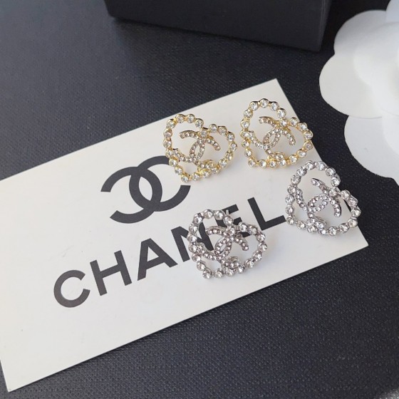 Exquisite Craftsmanship, Superior Quality, and Stylish Fashion Accessories for Women