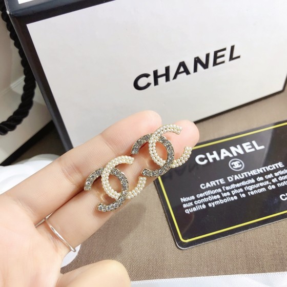 Exquisite Craftsmanship, Superior Quality, and Stylish Fashion Accessories for Women