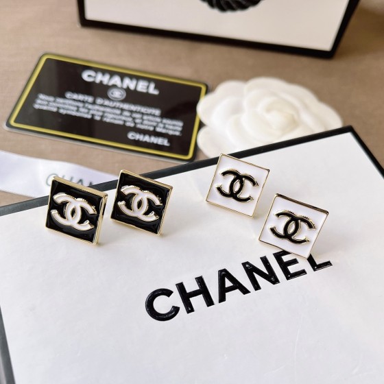 Exquisite Craftsmanship, Superior Quality, and Stylish Fashion Accessories for Women