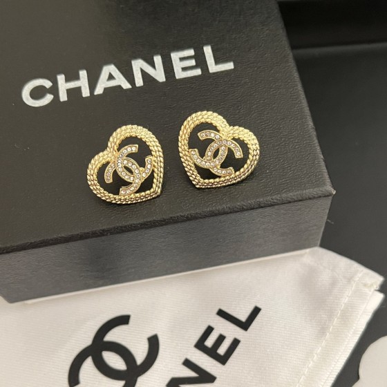 Exquisite Craftsmanship, Superior Quality, and Stylish Fashion Accessories for Women