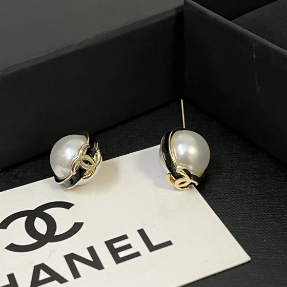 Exquisite Craftsmanship, Superior Quality, and Stylish Fashion Accessories for Women