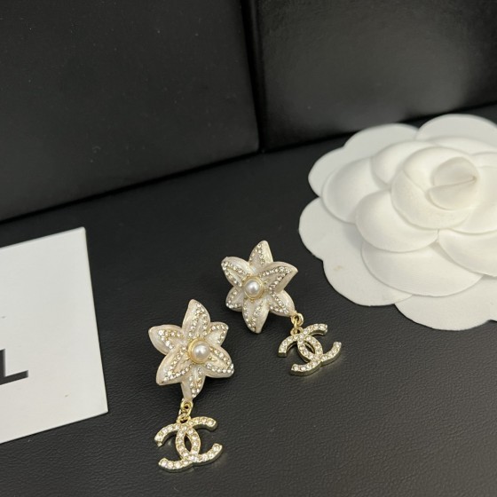 Exquisite Craftsmanship, Superior Quality, and Stylish Fashion Accessories for Women