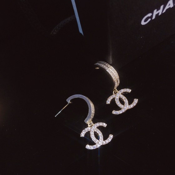 Exquisite Craftsmanship, Superior Quality, and Stylish Fashion Accessories for Women