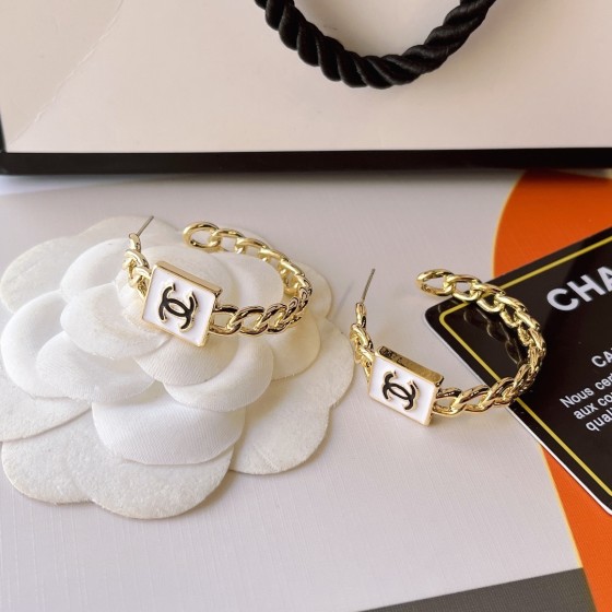 精湛工艺、卓越品质、时尚时尚的女性配饰