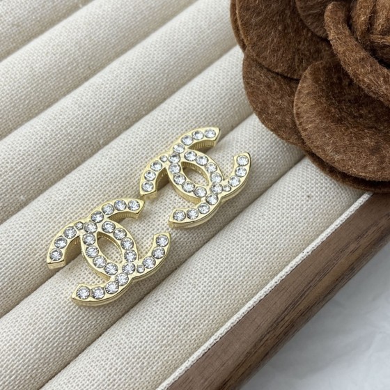 Exquisite Craftsmanship, Superior Quality, and Stylish Fashion Accessories for Women