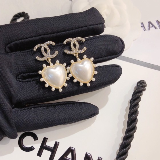 Exquisite Craftsmanship, Superior Quality, and Stylish Fashion Accessories for Women