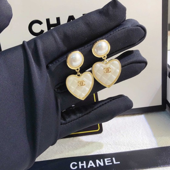 Exquisite Craftsmanship, Superior Quality, and Stylish Fashion Accessories for Women