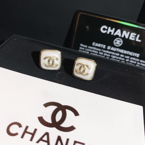 Exquisite Craftsmanship, Superior Quality, and Stylish Fashion Accessories for Women