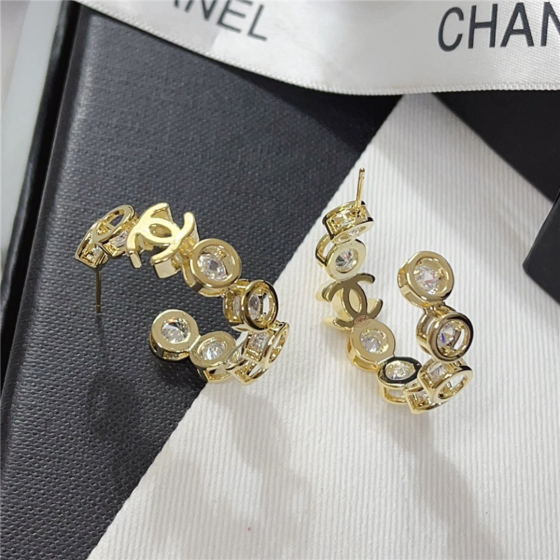 Exquisite Craftsmanship, Superior Quality, and Stylish Fashion Accessories for Women