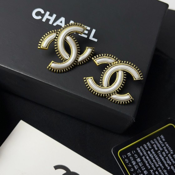 Exquisite Craftsmanship, Superior Quality, and Stylish Fashion Accessories for Women