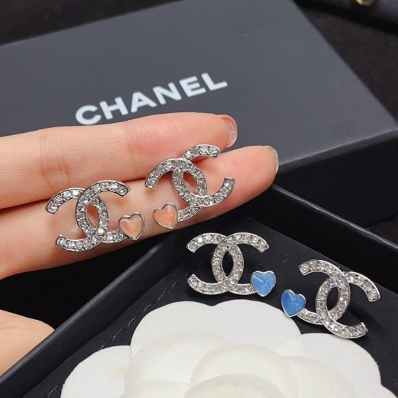 Exquisite Craftsmanship, Superior Quality, and Stylish Fashion Accessories for Women