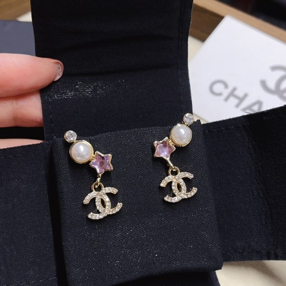 Exquisite Craftsmanship, Superior Quality, and Stylish Fashion Accessories for Women