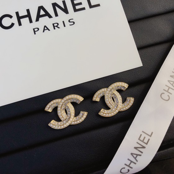 Exquisite Craftsmanship, Superior Quality, and Stylish Fashion Accessories for Women