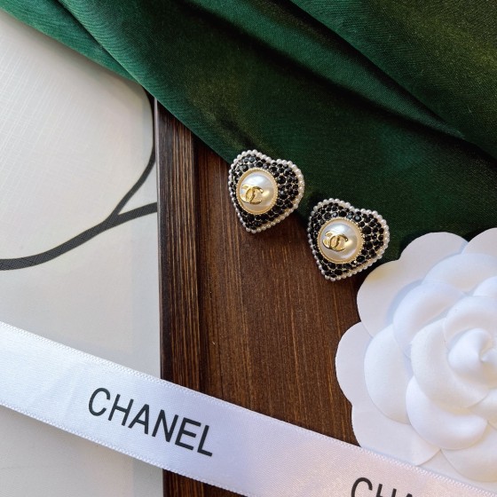 Exquisite Craftsmanship, Superior Quality, and Stylish Fashion Accessories for Women