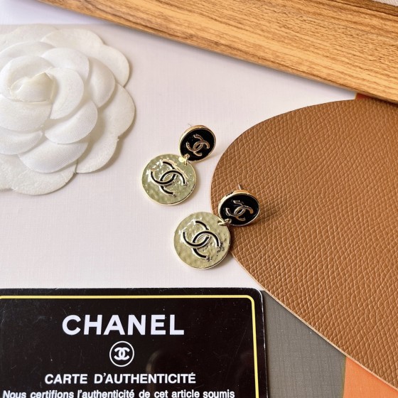 精湛工艺、卓越品质、时尚时尚的女性配饰