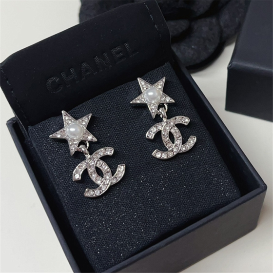 Exquisite Craftsmanship, Superior Quality, and Stylish Fashion Accessories for Women