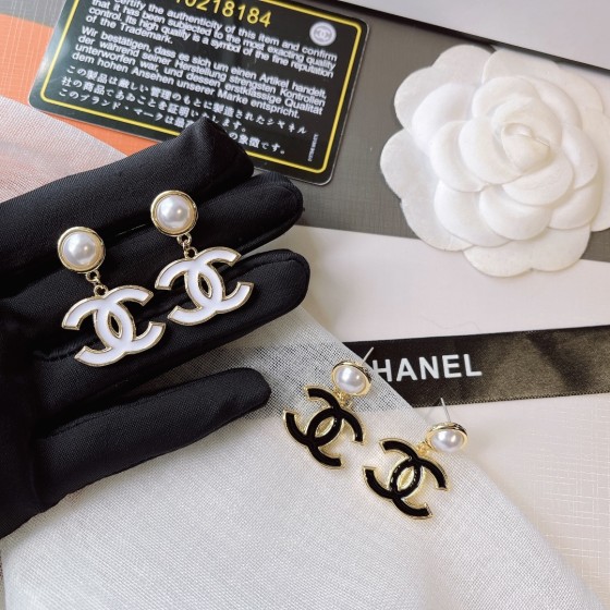 Exquisite Craftsmanship, Superior Quality, and Stylish Fashion Accessories for Women