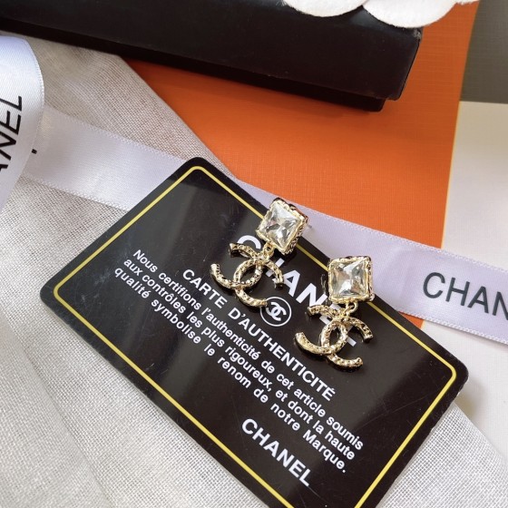 Exquisite Craftsmanship, Superior Quality, and Stylish Fashion Accessories for Women