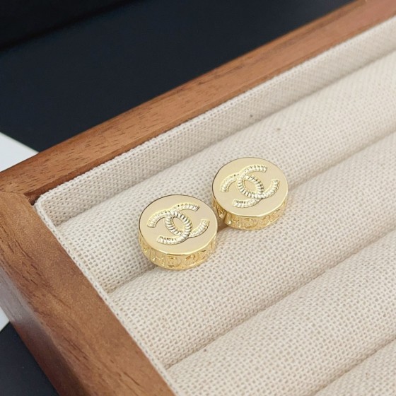 Exquisite Craftsmanship, Superior Quality, and Stylish Fashion Accessories for Women