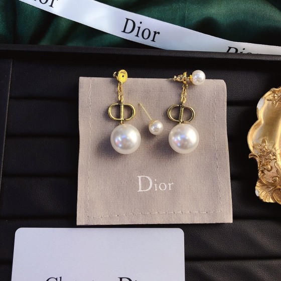 Exquisite Craftsmanship, Superior Quality, and Stylish Fashion Accessories for Women