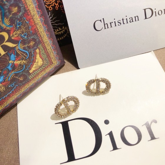 Exquisite Craftsmanship, Superior Quality, and Stylish Fashion Accessories for Women