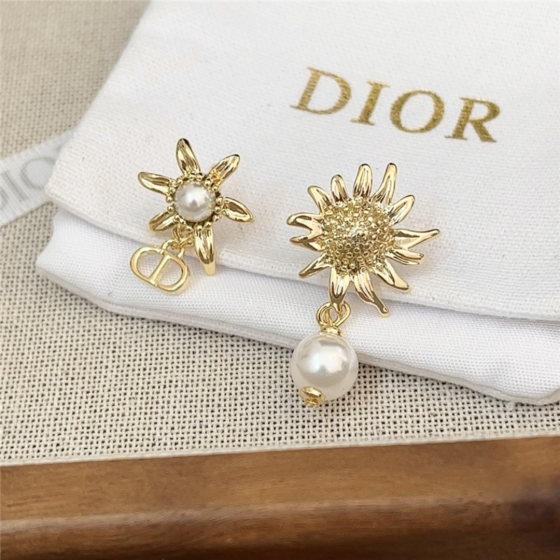 Exquisite Craftsmanship, Superior Quality, and Stylish Fashion Accessories for Women