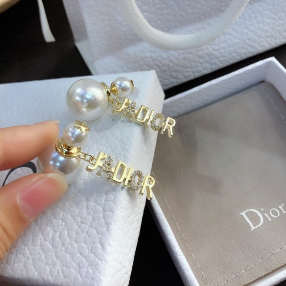 Exquisite Craftsmanship, Superior Quality, and Stylish Fashion Accessories for Women