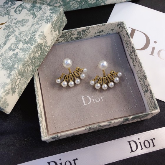 Exquisite Craftsmanship, Superior Quality, and Stylish Fashion Accessories for Women