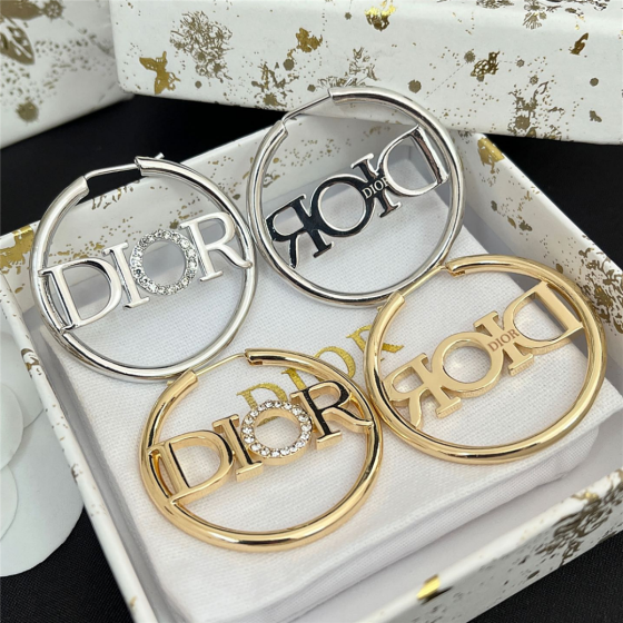 Exquisite Craftsmanship, Superior Quality, and Stylish Fashion Accessories for Women