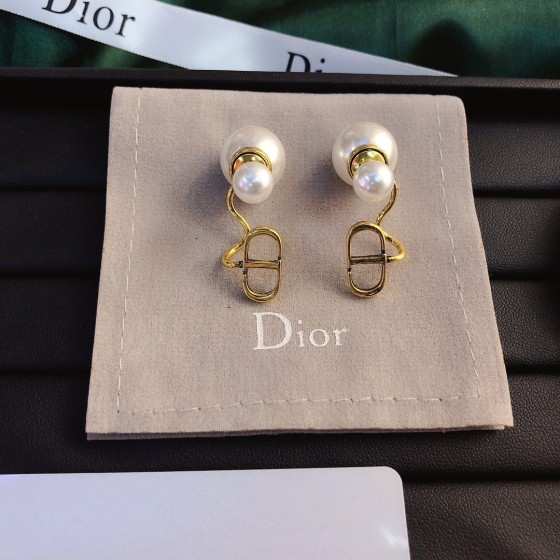 Exquisite Craftsmanship, Superior Quality, and Stylish Fashion Accessories for Women