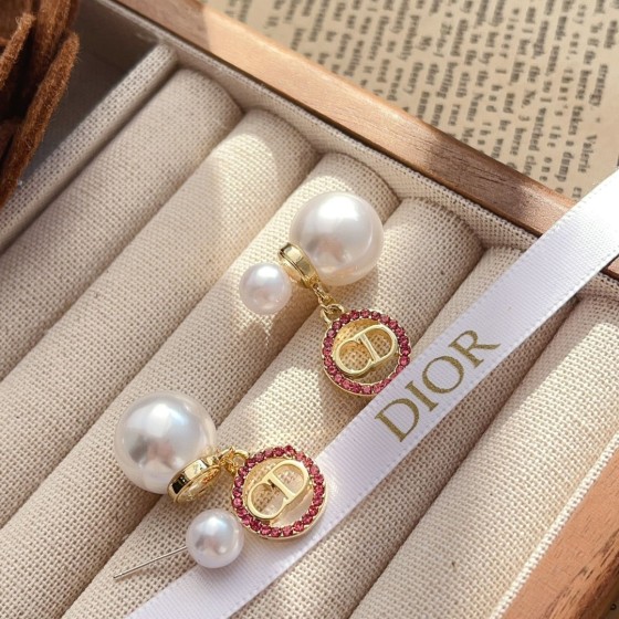 Exquisite Craftsmanship, Superior Quality, and Stylish Fashion Accessories for Women