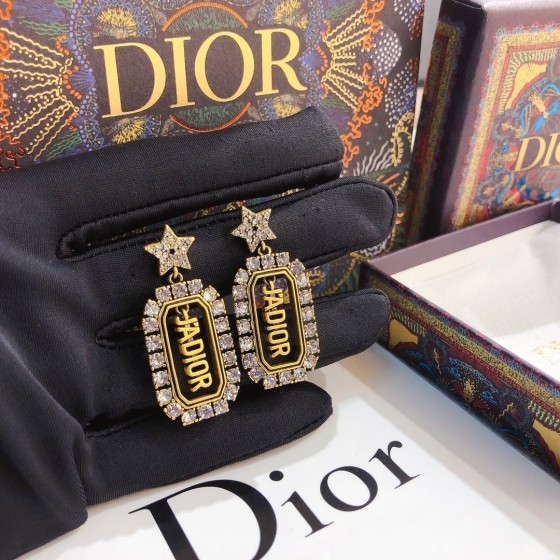 Exquisite Craftsmanship, Superior Quality, and Stylish Fashion Accessories for Women