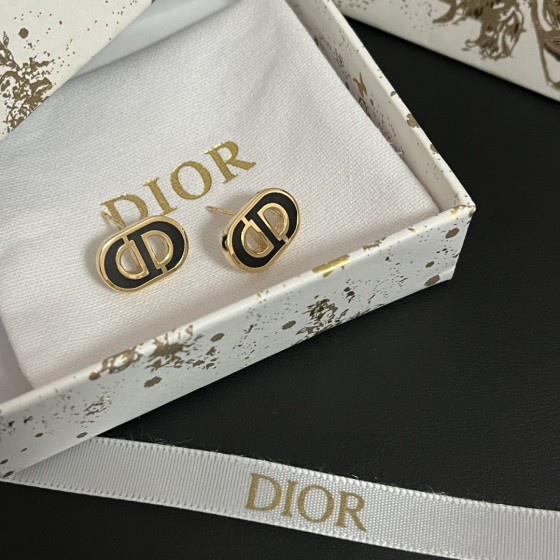 Exquisite Craftsmanship, Superior Quality, and Stylish Fashion Accessories for Women