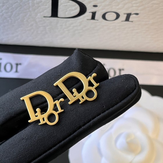 Exquisite Craftsmanship, Superior Quality, and Stylish Fashion Accessories for Women