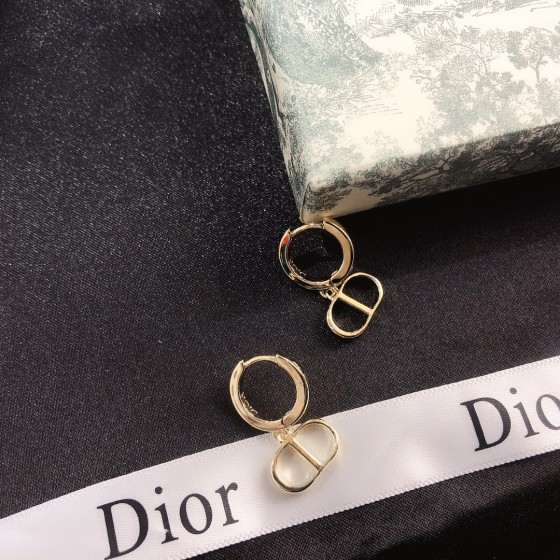 Exquisite Craftsmanship, Superior Quality, and Stylish Fashion Accessories for Women