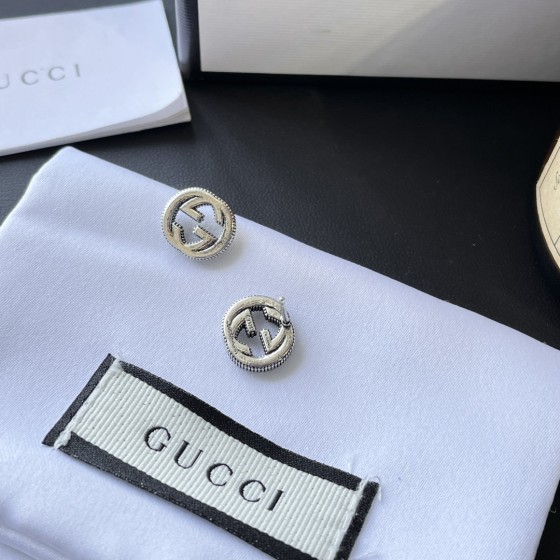 精湛工艺、卓越品质、时尚时尚的女性配饰