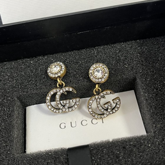 Exquisite Craftsmanship, Superior Quality, and Stylish Fashion Accessories for Women