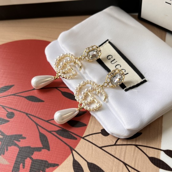 Exquisite Craftsmanship, Superior Quality, and Stylish Fashion Accessories for Women